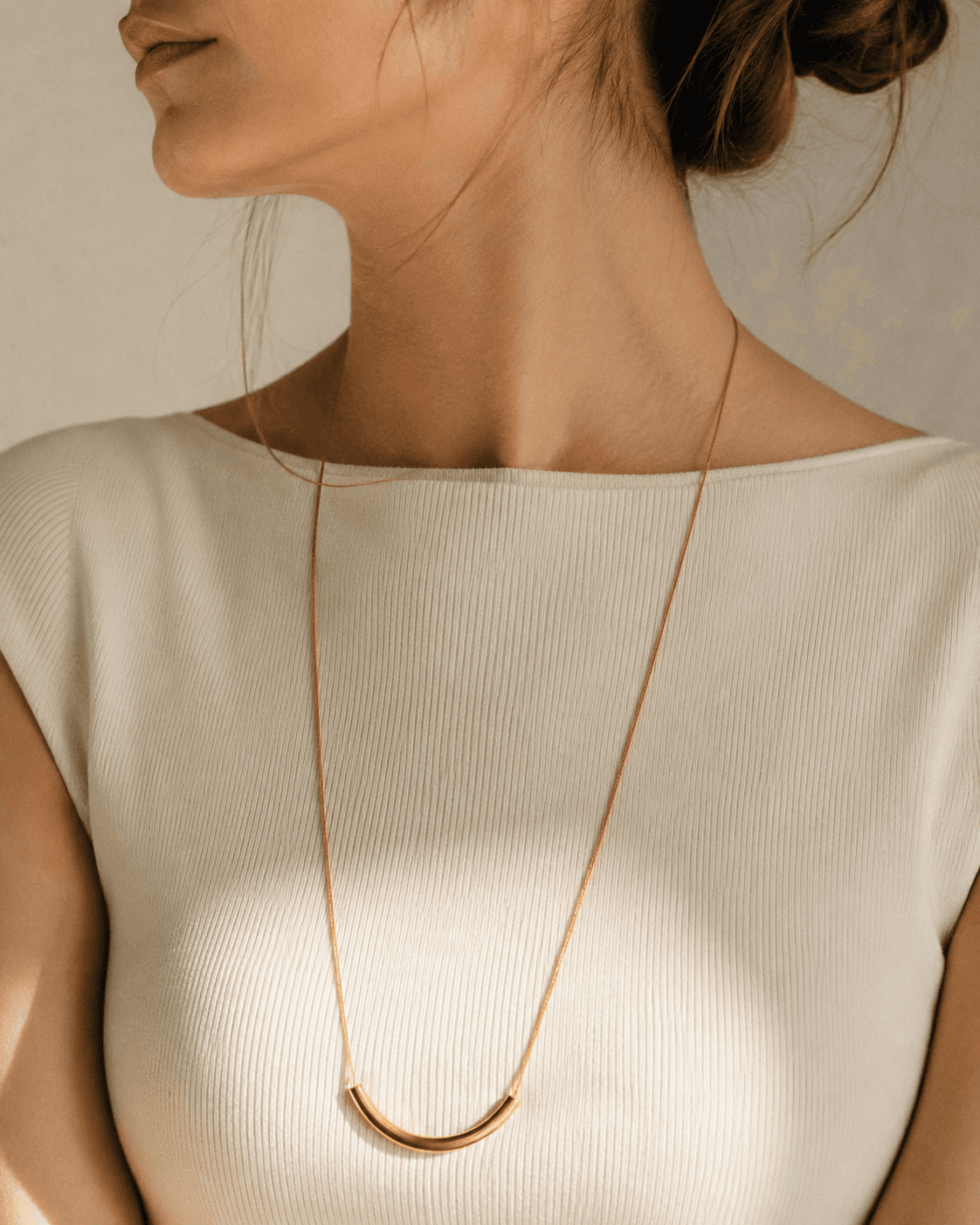 Model wearing the Horizon Bar Necklace in 18k gold vermeil